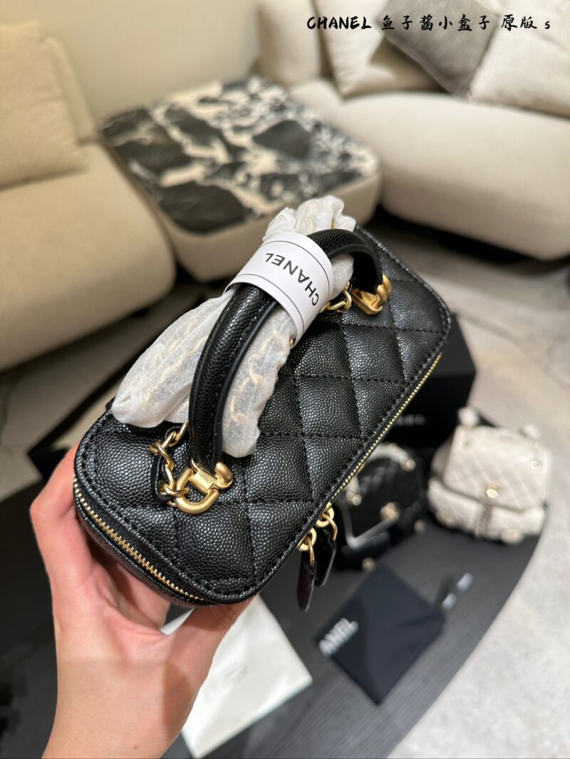 Chanel Long Box P225
Four Seasons Series [Happy]
Litchi skin long box
The most beautiful long box in history, besides the most thoughtful lychee cowhide! The chain is also the latest design, super cute! The flip cover also comes with a makeup mirro...