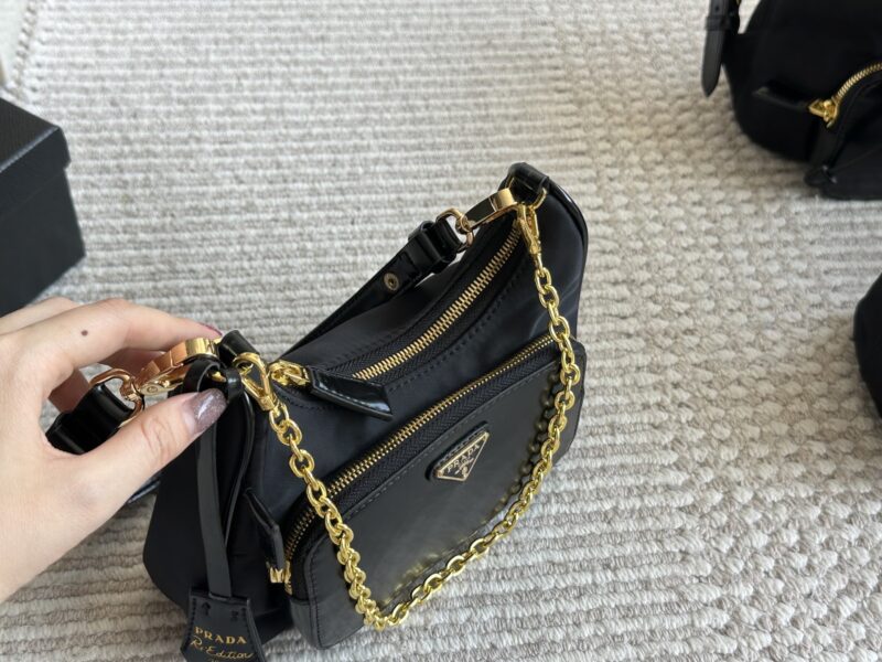 d38e055d1c.jpg 195 pairs of boxes
size:22 13cm
Prada Hobo Nylon Underarm Bag
Seeing the physical object is truly perfect!
package ??
Designed to be super convenient and comfortable!