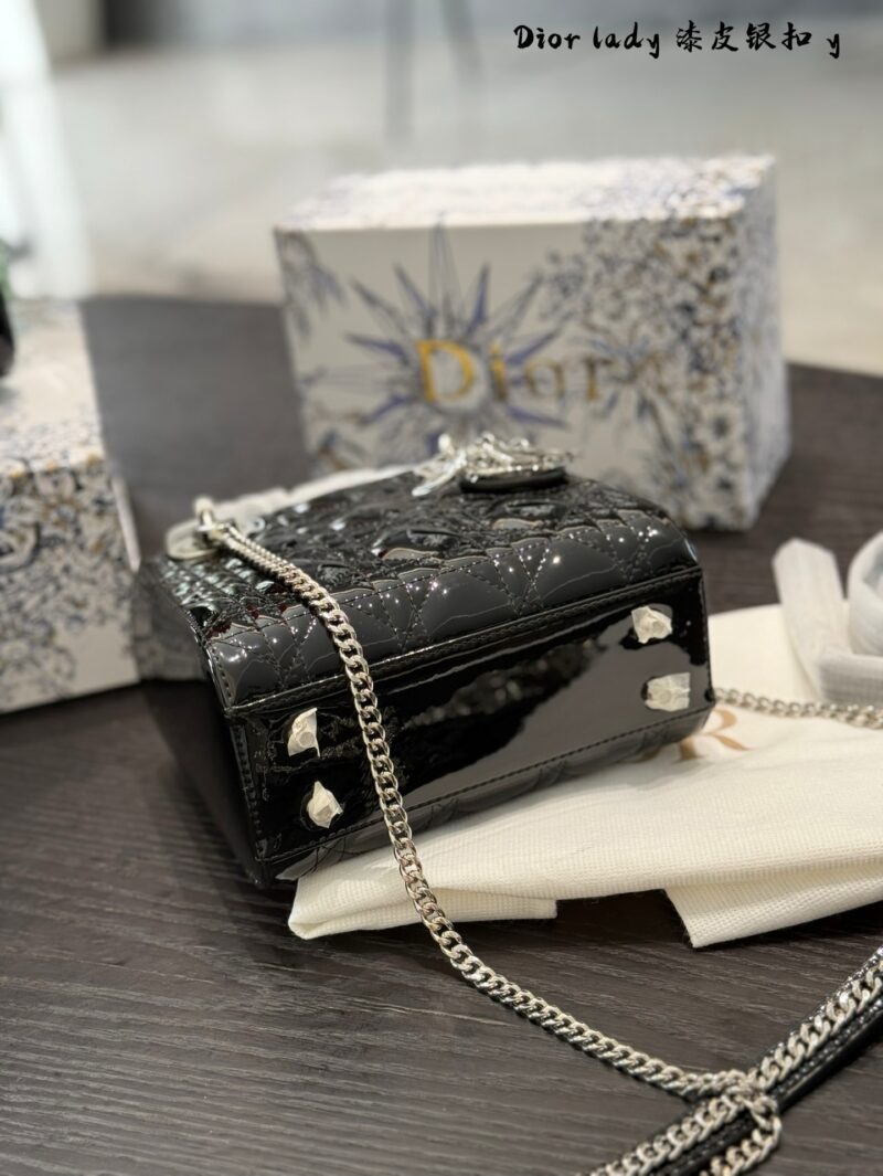 d39fe05157.jpg Dior Concubine Bag p264p269
Three grid 17 four grid 20 patent leather black/silver buckle
Imported calf leather with frosted deer skin pattern and velvet lining
Precision high-density electroplating hardware silver
Adjustable leather shoulder strap w...