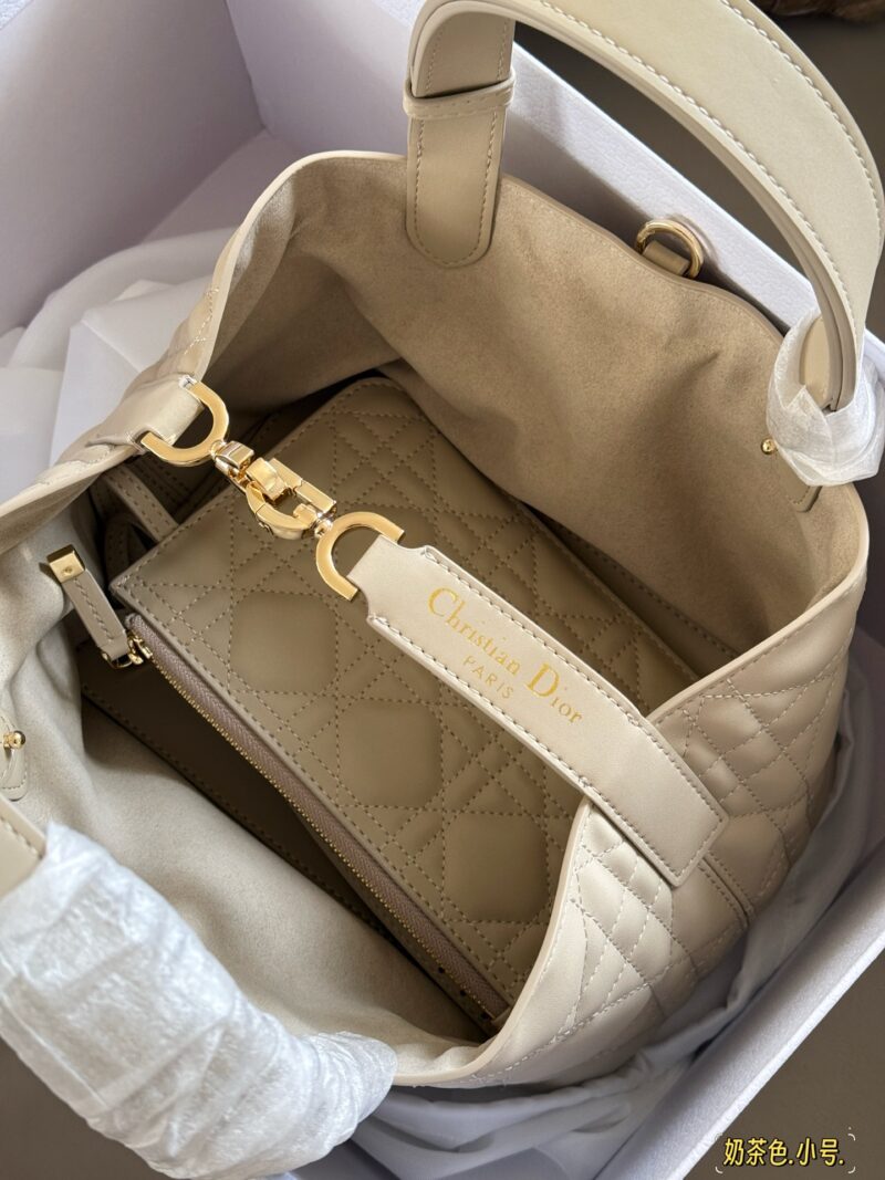 300 310 box upgraded version again
Size: 23x15cm (small size)
28 * 21cm (large size)
D's super popular Toujours shopping bag
I personally think the bag design is really durable!
I can't refuse anything gentle in beige color!
A feeling of neither big ...