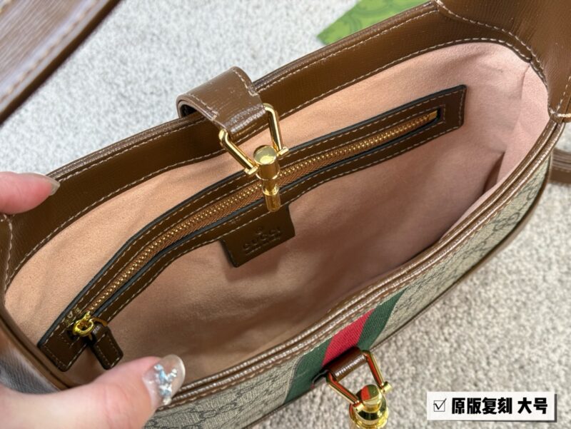 GG new 1961 armpit bag looks better the more you look at it
Size: 28 * 19 (large)
That's really amazing!
Both big and small phones
Can be worn under the armpit or slung diagonally
Don't say much, it depends on the quality!
???? Cowhide quality