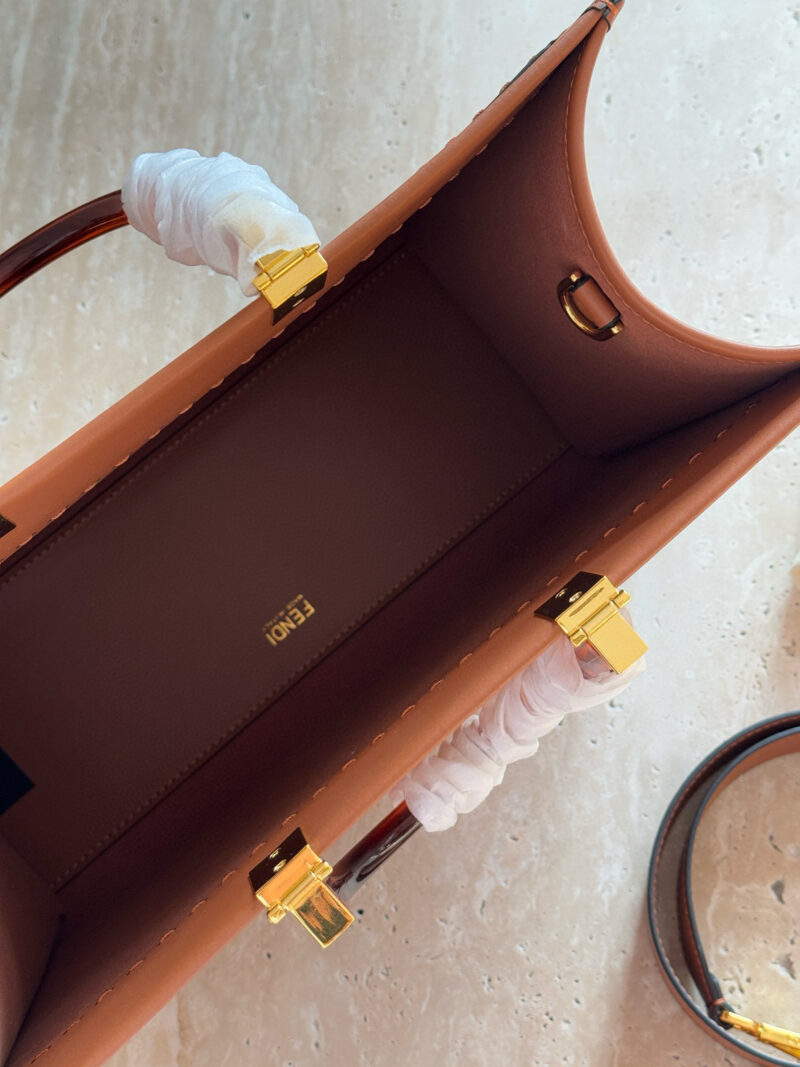d3e8d787eb.jpg 260 without box
size:35*30cm
F Home Fendi Peekabo Shopping Bag ?
Classic tote design!
But the biggest feature of this one is:
Handheld and crossbody!
Advanced, concise, and grand!