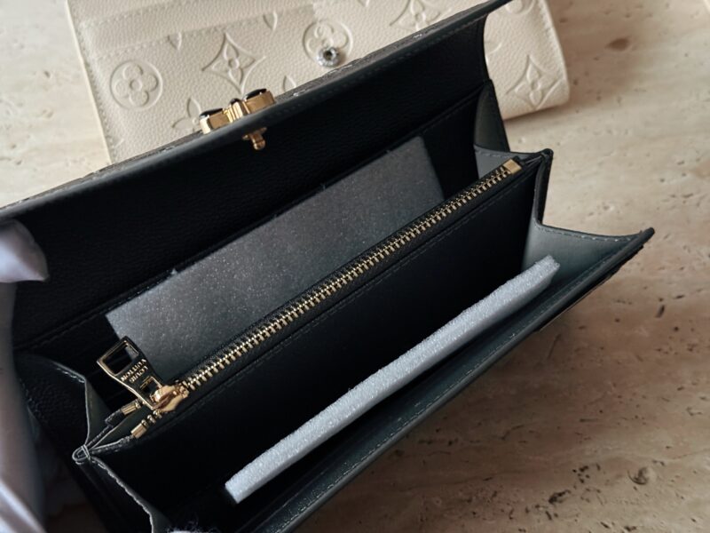 d416a15482.jpg 165 boxes
size:19*10cm
L family cowhide long wallet
A daily change and card that is sufficient for going out!
A small one!
The packaging is very high-end ??)