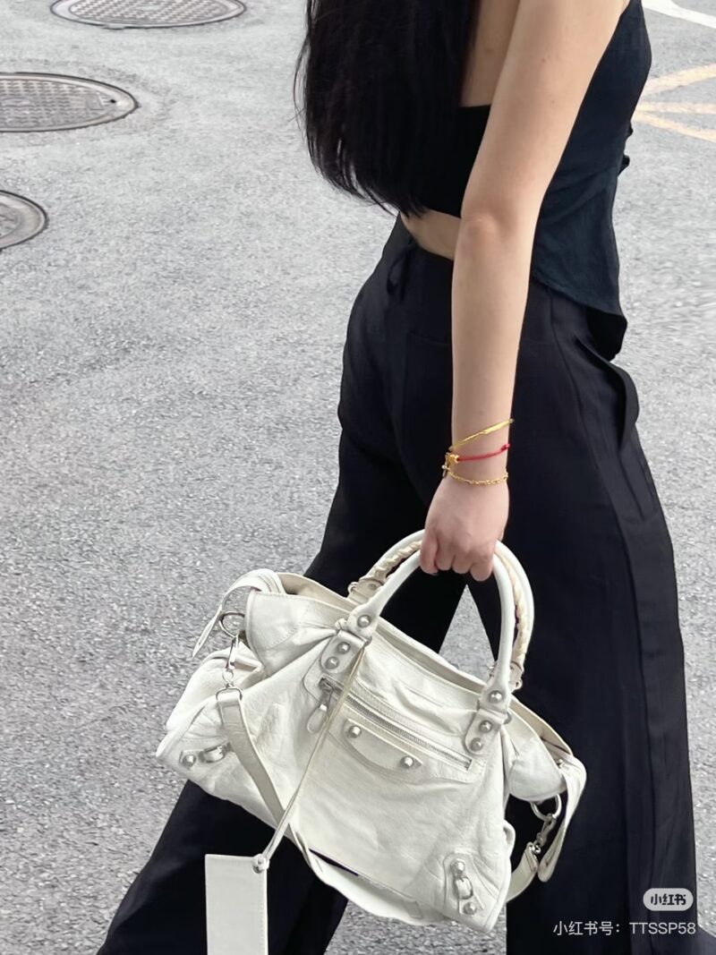 d4311a674d.jpg Balenciaga motorcycle silver is so handsome!!! Motorcycle bags will really be loved forever
A locomotive with a silver buckle will appear cool and aloof. C0o
Laziness comes naturally. The motorcycle bag can be equipped with a casual and free spirited...