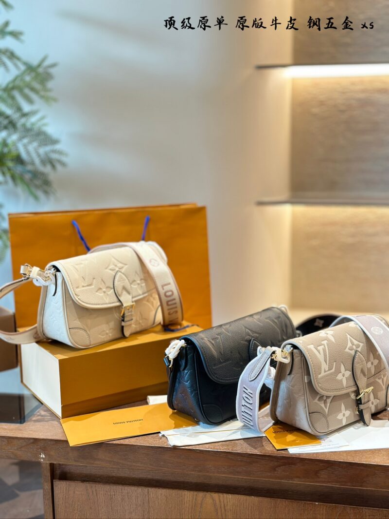 Full leather embossed baguette p420
This Diane handbag is made from Louis Vuitton's classic Monogram
Empreinte embossed leather weaves the brand logo into a detachable wide jacquard shoulder strap, adding a crossbody option in addition to the detacha...