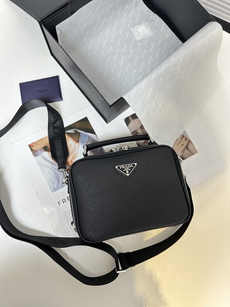 2VH069 PVC Leather Single Zipper
This shoulder bag is made of Saffiano Taiwanese fabric, with simple lines that highlight a striking style. The iconic Saffiano leather material is synonymous with luxury and a symbol of identity for traditional Italia...