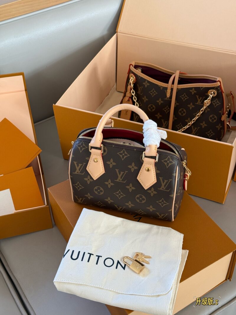 260 boxes
size：20*14cm
L home speed20
I really like this size!
?? Taiwanese customers order color changing leather!
?? Original weaving! Upgrade to adjustable
No matter what clothes you wear, don't hesitate!
Whatever you want!
Search Lv speed20