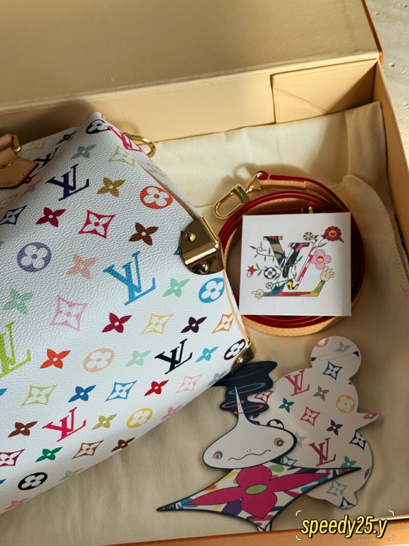 300 box upgrade version y
size：25*19cm
L Home * Takashi Murakami Speed25
White tri color is newly launched
I got the fastest one
Looks good, looks good
The bow tie bag hanging is quite cute
Suitable for the upcoming spring and summer season!
