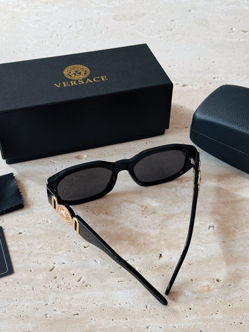 210 sets of complete packaging
Versace Classic Style Side Mirror Leg Cat Eye Frame+Featured Black Gold Logo
Sweet and spicy, fashionable and full of design sense
Wearing these sunglasses quickly elevates your temperament to the next level, making it ...