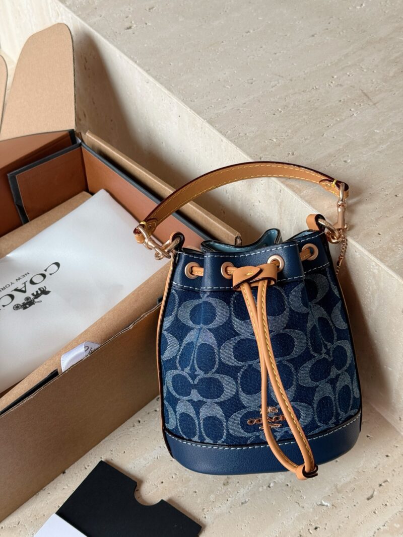 d48616a237.jpg 225 boxes
size:14*16cm
C Mini Bucket Bag is super cute!
COACH | Who hasn't owned a denim denim bucket yet
What a cute and lovely little bucket!
Isn't it too delicate and cute
Search Coach Coach Bucket