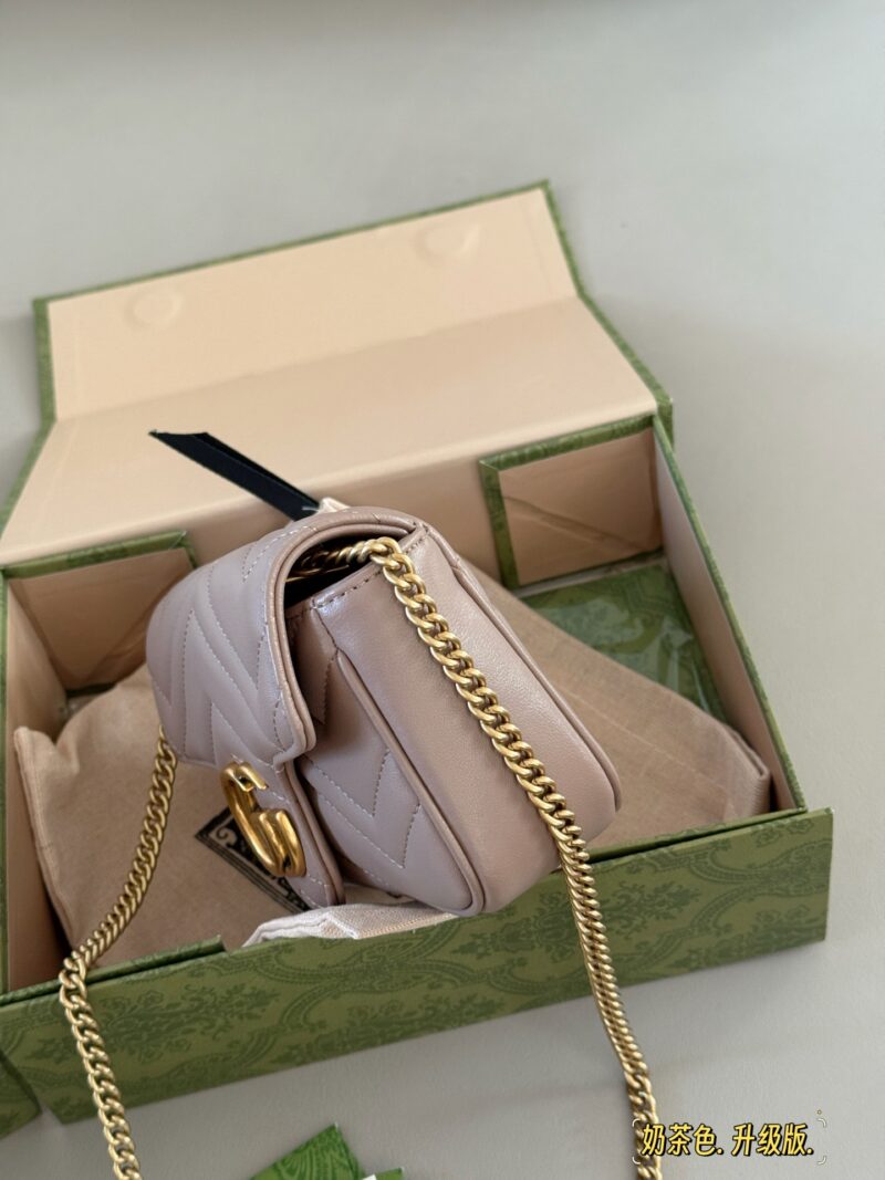 d49f2c13f9.jpg 195 box
size:16.5cm
GG Marmont New Milk Tea Color
Full of atmosphere~
Must buy Mamon bag
Marmont's most classic double G