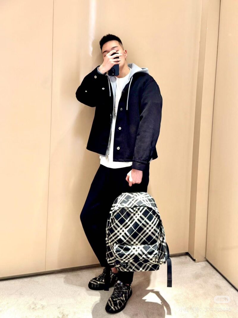 d4a61489a1.jpg Burberry plaid backpack 8 @ @ This article is enough. 4BURBERRY backpack has a very large capacity
Laptops and some office materials needed for daily travel can be accommodated. The shoulder straps and breathable design at the back are also very user...