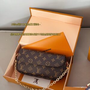 225 box upgrade version s
size：22*12cm
Mahjong bag with double chain design for L family Ivy
Ivy, I call it the most suitable bag to carry in summer
Can be carried diagonally, single shoulder, or handheld
The built-in card slot is cute and easy to use!