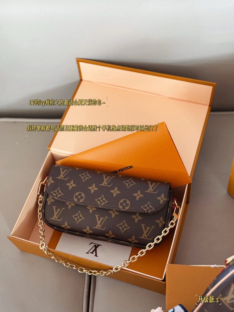 d4ac59b1f8.jpg 225 box upgrade version s
size:22*12cm
Mahjong bag with double chain design for L family Ivy
Ivy, I call it the most suitable bag to carry in summer
Can be carried diagonally, single shoulder, or handheld
The built-in card slot is cute and easy to use!