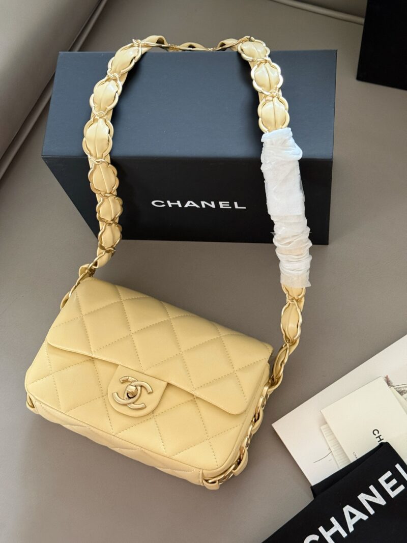 240 boxes
size：21*16cm
Xiaoxiangjia 25s Thick Chain Underarm Bag
Classic yet practical
Irresistible vintage
The more I watch, the more I like it!
Cute and lovely chicken yellow/very suitable for summer color matching~