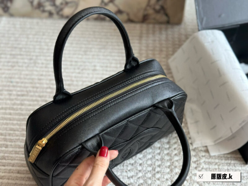 d4c42f636b.jpg 240 boxes
size:28 16cm
Chanel vintage bowling bag
This bowling bag is really delicious~
A vintage Chanel bowling bag that has been very popular recently.
The design is not easily outdated and is very fashionable to hold in your hand.
?? Cowhide...