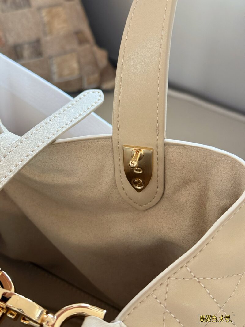 300 310 box upgraded version again
Size: 23x15cm (small size)
28 * 21cm (large size)
D's super popular Toujours shopping bag
I personally think the bag design is really durable!
I can't refuse anything gentle in beige color!
No big, no small!