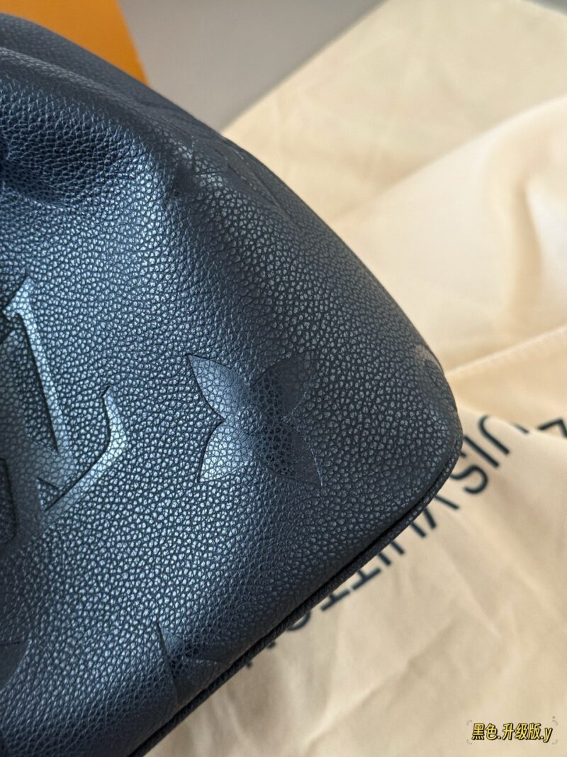 d4d608bc12.jpg 235 box
size:18*16cm
ALL IN BB Heavy Attack/
Who wouldn't be confused after reading this!
I didn't expect to like it more and more as I watched it
There are two sizes of holes for L home AII IN BB
25ss bucket bag