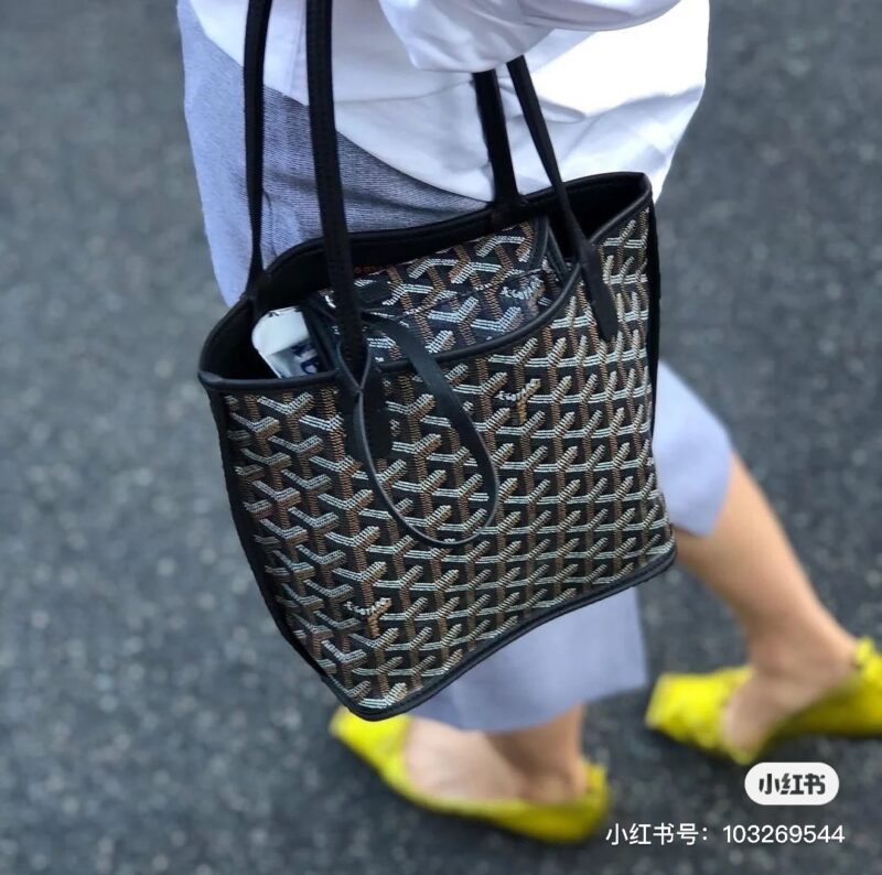 Goyard double-sided tote small shopping bag perfectly matches summer. Recently, major brands have released mini models, and the popular dog tooth is no exception. As soon as I heard about the mini, I found it very cute and suitable for little girls. ...