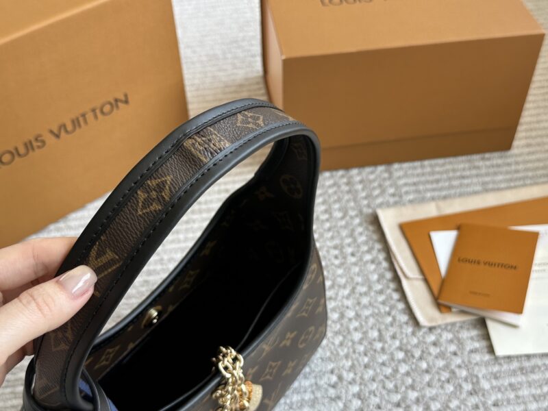 260 gift chains in boxes
LV | April Women's New The Drop Underarm Bag
This new bag feels like time has gone back when worn
It has a strong retro feel, after all, it is a replica of the 2018 model, super durable, and the more you look at it, the bette...
