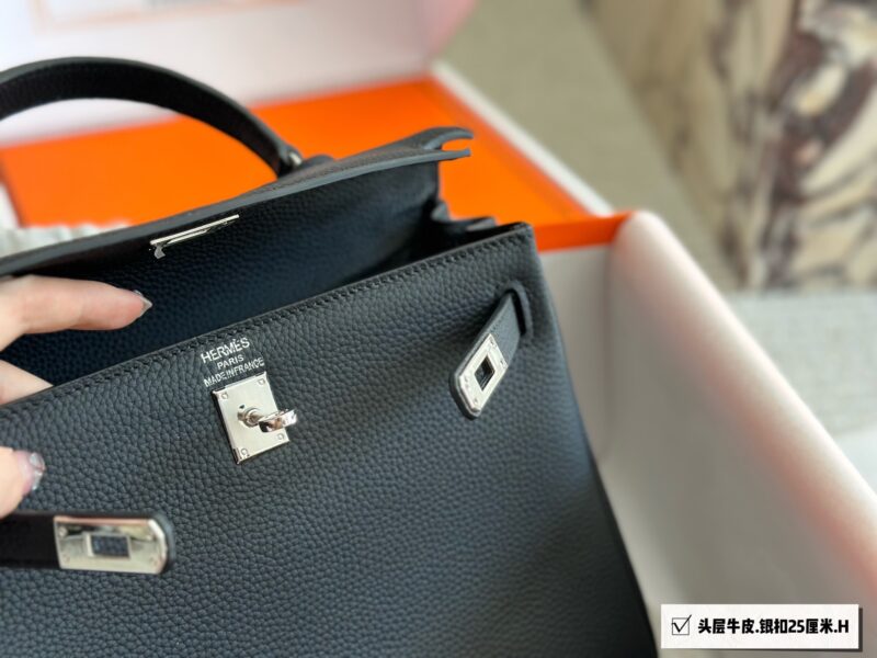 Full set packaging of top layer cowhide
Classic is Eternal 00 Hermes Kelly 25
Hermes Kelly 25 layer cowhide
The perfect fusion of black and gold, not only classic and versatile
It also reveals a low-key sense of luxury
Togo leather is soft and delica...