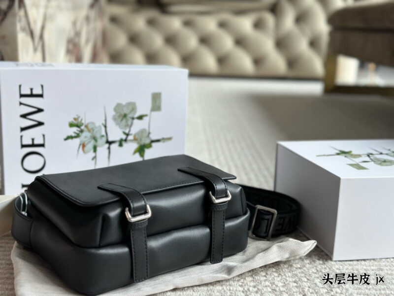 290 cowhide box
size:29*25m
H Home Hermes Bolive Leather Shell
Who hasn't gotten this yet!
Truly unbeatable and adorable!
Carrying it back is truly practical
~Gift of hardware and pony ornaments