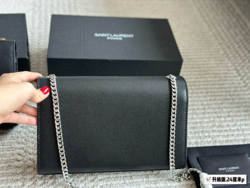 d4efb0e673.jpg 240 box cowhide
Size: 24 15cm (large)
YSL WoC envelope package
kate
Caviar cowhide looks particularly good in texture! Durable and wear-resistant!
? Crossarm ? Underarm
