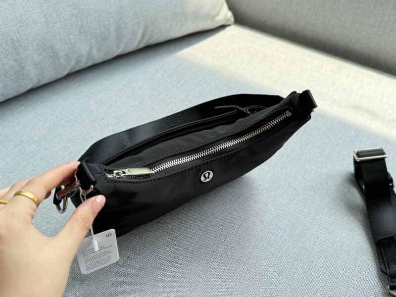 d50bad2c81.jpg 165 airplane box
size:25×14
Lululemon City Essentials3L Underarm Bag Cross Shoulder Bag
The new model has two detachable shoulder straps, one long and one short, which can be worn diagonally or under the armpit!
Practical Party Essential~