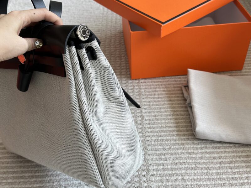 d5138e7d52.jpg 290 boxes
size:31*26cm
Hermes handbag
Canvas shopping bag ?
A bag that is easy to pack in physical form
Recently, I have been carrying my back while traveling
There is texture! Super advanced!
Its capacity is very friendly ..