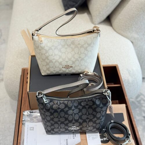 Coach lunch box bag p255
Zip top armpit bag multiple back method~
The new Zip top armpit bag is deeply loved by everyone~
The short shoulder strap under the armpit is very eye-catching, how to adjust the shoulder strap?
You can see that we will threa...