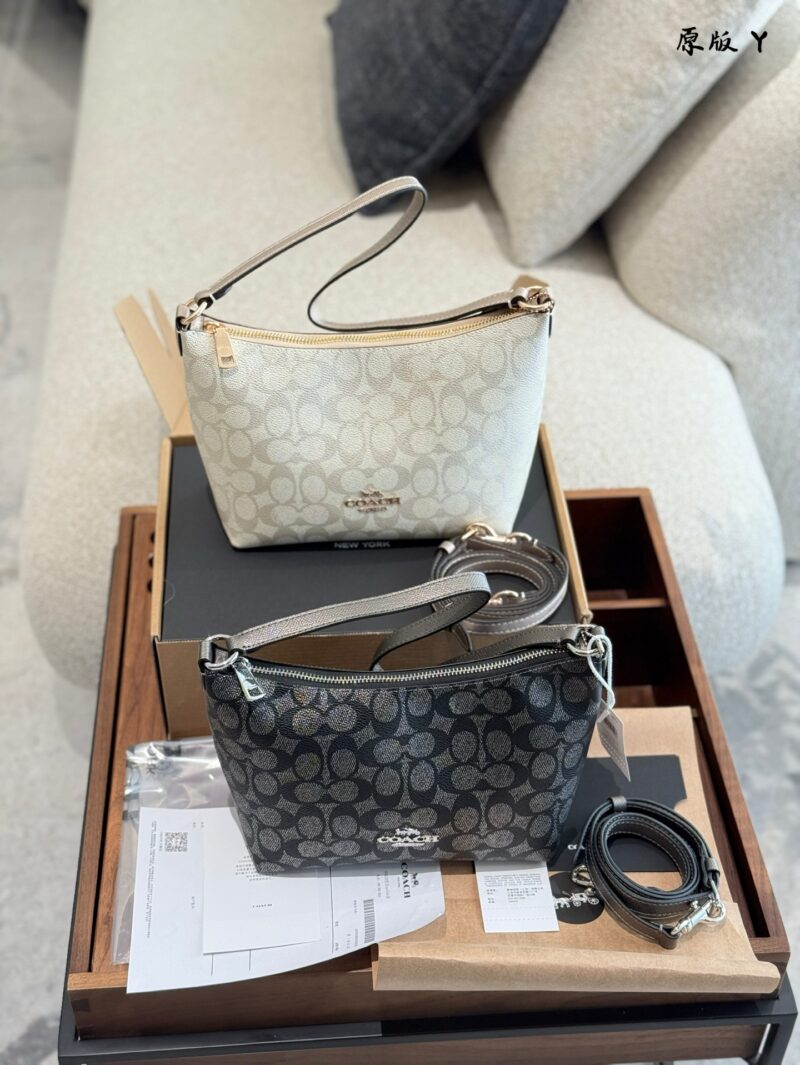 Coach lunch box bag p255
Zip top armpit bag multiple back method~
The new Zip top armpit bag is deeply loved by everyone~
The short shoulder strap under the armpit is very eye-catching, how to adjust the shoulder strap?
You can see that we will threa...