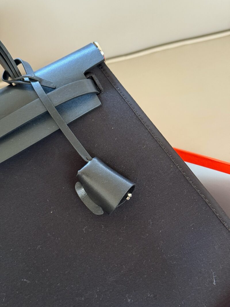d52e53183e.jpg 255 boxes
size:31*26cm
Hermes handbag
Canvas shopping bag ?
A bag that is easy to pack in physical form
Recently, I have been carrying my back while traveling
There is texture! Super advanced!
Its capacity is very friendly