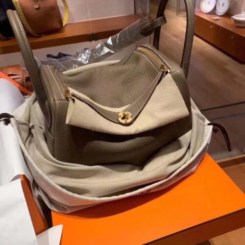 Commuting Treasure Bag - Head Layer TOGO Leather 26 Lindy Bag
If it is necessary to have a commuting bag
I would choose the 26 Lindy bag
Large capacity bag body
Soft and sticky top layer cowhide exudes a sense of luxury
Single shoulder back is partic...