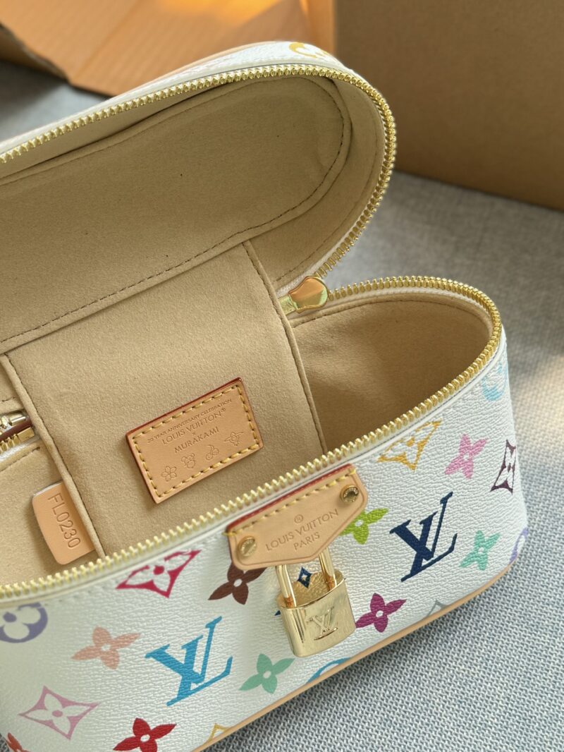 d55bd98aba.jpg 240 original single aircraft box
Original quality with pure leather steel hardware 163 jump code chip
size:19×12
LV x Takashi Murakami collaboration Vanity white tri color makeup box, makeup bag box, single shoulder crossbody handbag
Playful yet s...