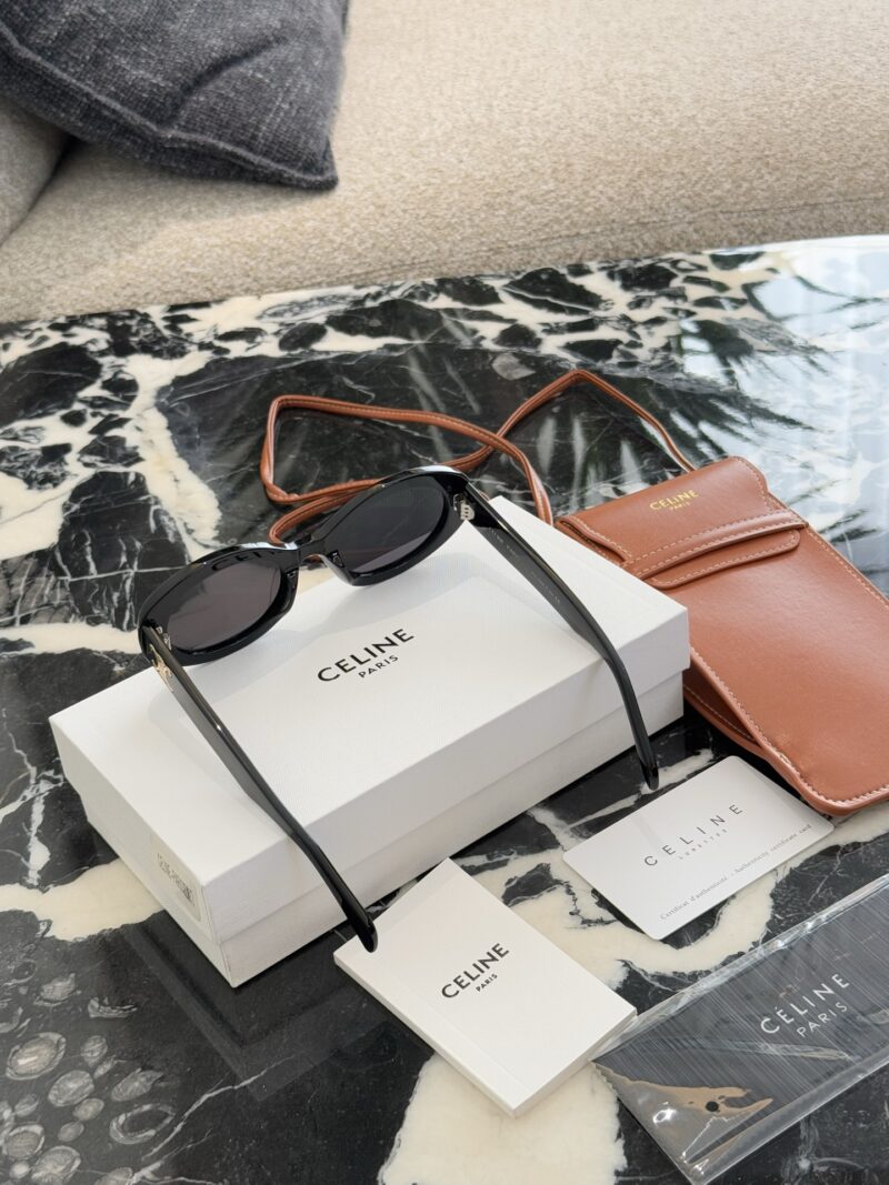 d55cb0c6bc.jpg Gift phone bag p205
Celine sunglasses of the same style as Shi Shi, worn You are the cold and aloof young lady!
As a fashion trendsetter, how could you miss Liu Shishi's Celine sunglasses CL 40194U-01A!
This pair of sunglasses truly blends fashion an...