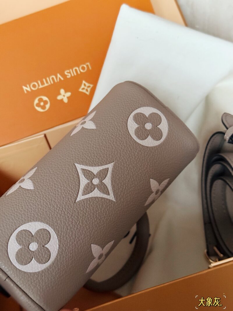 205 box
Size: 16 * 10cm (mini)
L Home Speedy Nano Elephant Grey
Experience the joy of Nano together~
Carrying a small bag, I really love it, love it~
Search: Lv nano