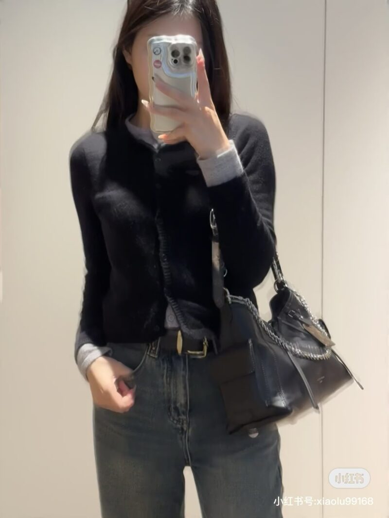 d581fc8b31.jpg Fashionable collection! Where is the Iv girl! Compared to the old flower Carryall
The all black series adds more casualness and freedom, exuding a sense of fashion whether worn on one shoulder or crossbody | V girl ecstatic