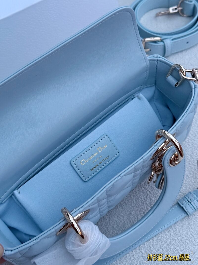 d582295b84.jpg 210 255 box
Size: 12.5 * 11.5cm (ultra mini)
22*12cm
Dior handbag by Diana
D Family Princess Blue Shirt
It's very simple and elegant to hold in your hands and shoulders!
The milky blue color looks refreshing and invigorating