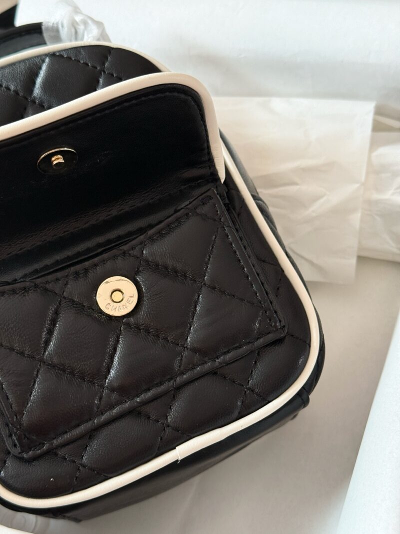 d5a9bd668d.jpg 295/sheepskin box
size:13*18cm
Xiaoxiangjia 25P new backpack
This season's stir fried chicken with cute little shoulders
My new bag!
CHANEL 25p black and white border panda color
25P all black sheepskin small book bag is cool!