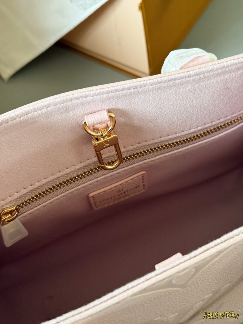 235 box
Size: 25 * 20cm (small)
Excellent quality, understand the goods ??
It's really too advanced!
Warm, gentle, and creamy Iv on the go tote bag
Pink looks so white and tender, so cute and lovely!!
Search Lv on the go shopping bag