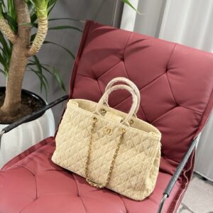 Chanel Smini22bag pearl chain! I really like Chanel's mini22bag
Debuting is the pinnacle The size is very suitable
There is no sense of casual laziness in the small and medium sizes
Carrying it as a whole belongs to the cute style~
The price increase...
