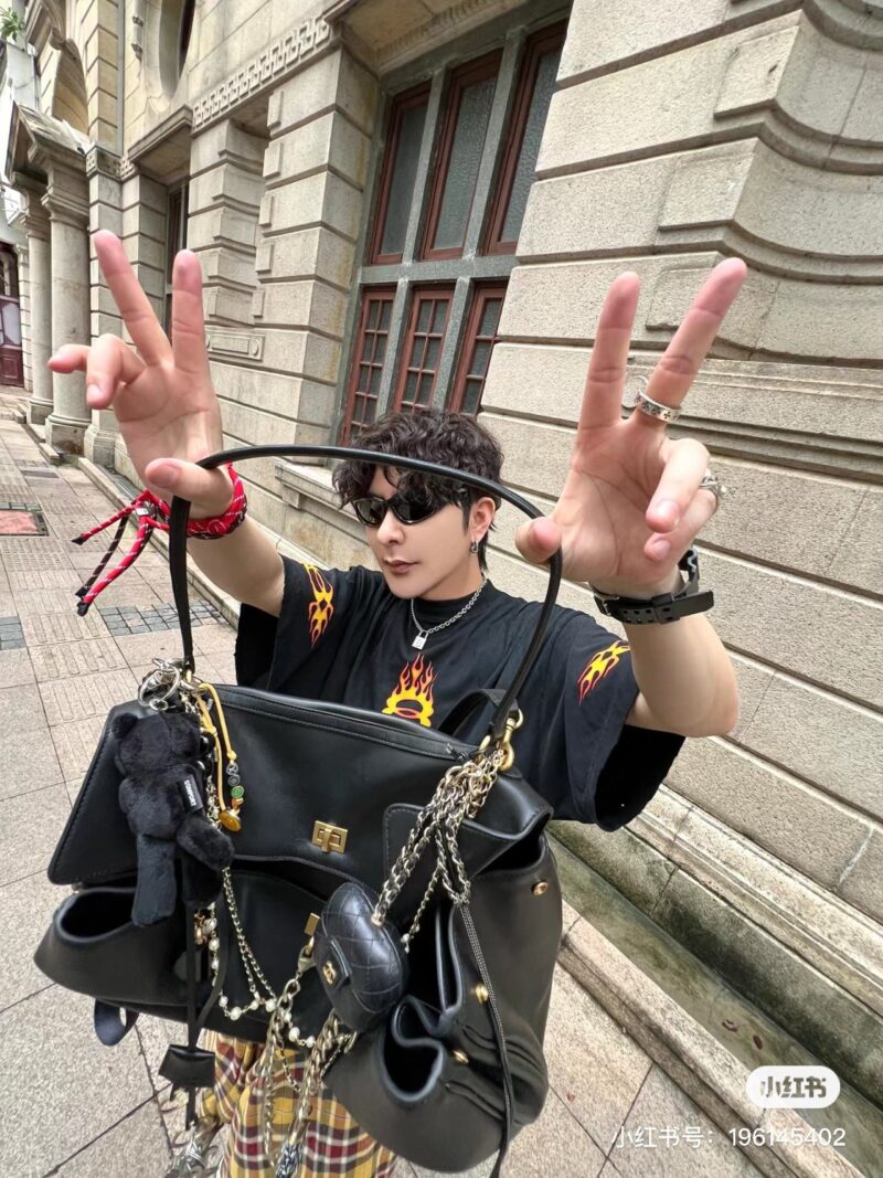 Balenciag Rodeo
The Redeo that was finally won! ! ! The soft and large silhouette bag immediately gives off a lazy and lazy feeling on the upper body. I really like this convenient and cool super practical bag. This new model named after the Rodeo D...