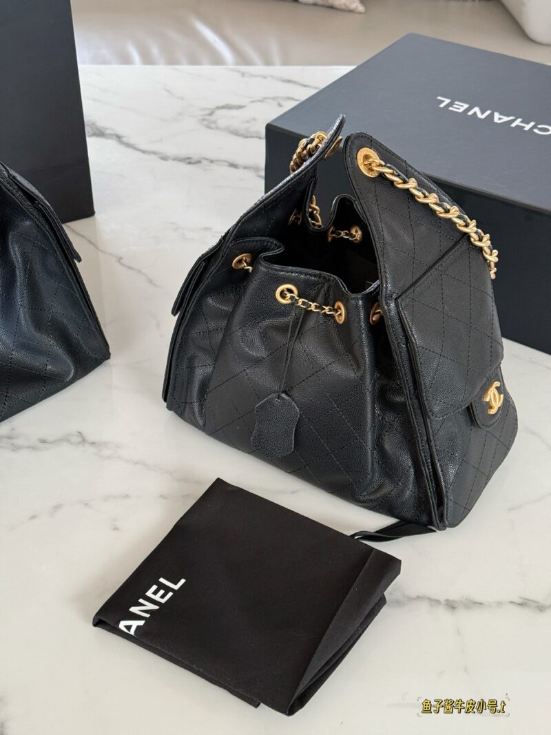 320340 cowhide box
Size: 26 * 21cm (small)
31 * 26cm (large)
Xiaoxiang Home 25C Hobo Hippie Underarm Bag
Cool and stylish bucket design, very retro
The adjustable drawstring design of the bag mouth is very practical, with two small pockets on the sid...