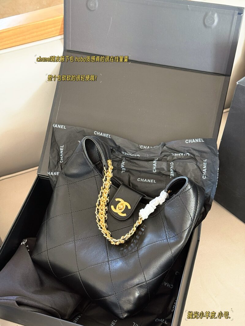 d5efdc0ed4.jpg 330 355 with box of lambskin
Size: 23 * 27cm (small size)
30 * 35cm (large size)
Xiaoxiang Family Hippie Underarm Bag Hobo
The texture is really online!
The whole bag is soft and lightweight!
This season's new designs,
Implant simplicity into people'...