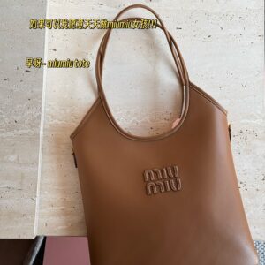 235 box upgrade version y
size：33*30cm
Miumiu's new tote
The wind is blowing too hard this year
There are so many popular products!
This version is also too beautiful!
Spring and summer tote bags are the king!