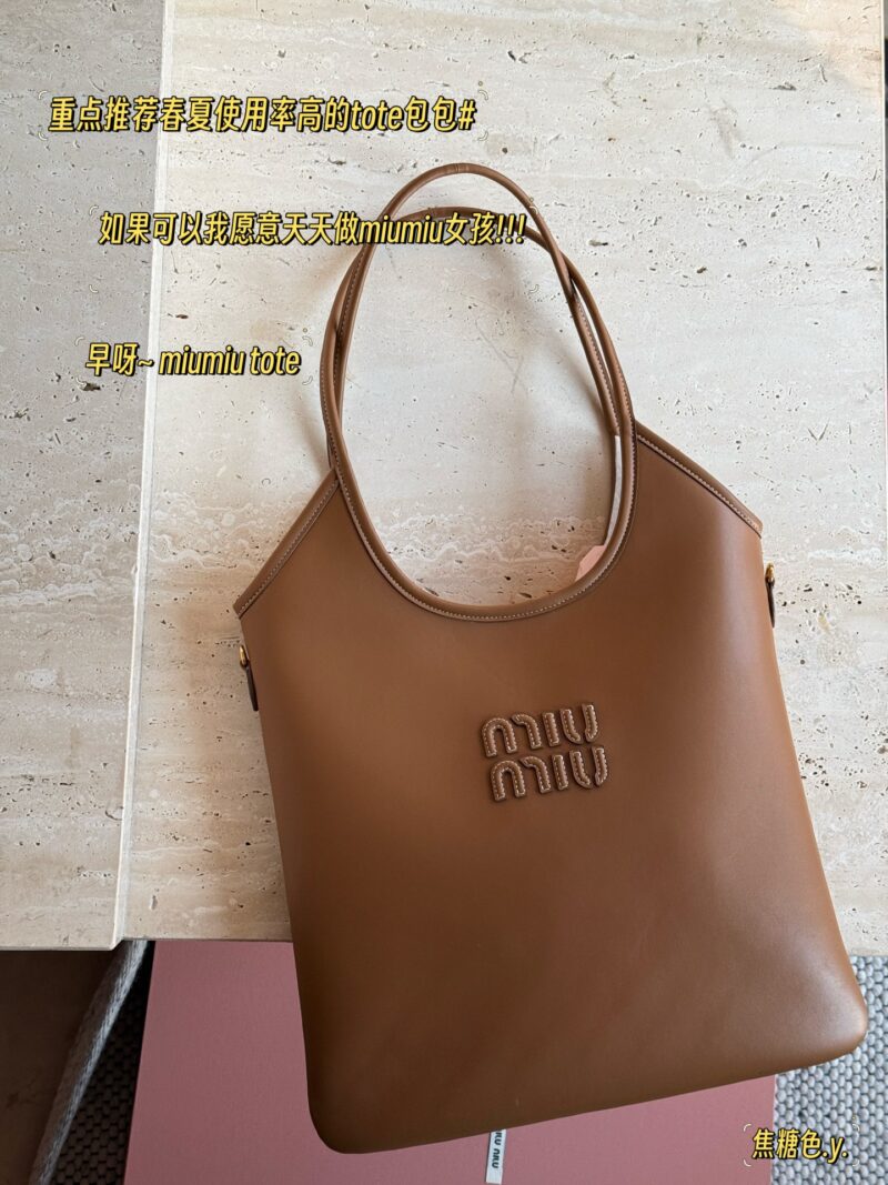 d5f00d0230.jpg 235 box upgrade version y
size:33*30cm
Miumiu's new tote
The wind is blowing too hard this year
There are so many popular products!
This version is also too beautiful!
Spring and summer tote bags are the king!