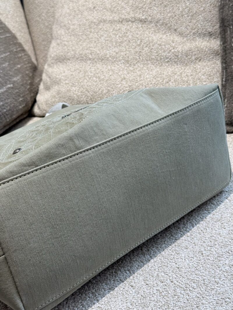 Chanel vintage tote bag p240
Chanel's 2way tote bag is amazing! It looks great when carried on one shoulder or by hand
The bag is made of denim with a slight gray tone
So it's not heavy and durable
Daily commuting, using a computer, or going out for ...