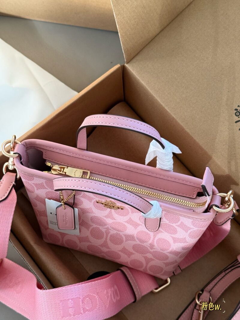210 box double shoulder strap
size：15*14cm
New Product C Mini Tote City15
April rouge powder
A cute little one is enough for daily use!
City, this mini tote! So cute!!
The most suitable small bag to carry in summer is none other than him