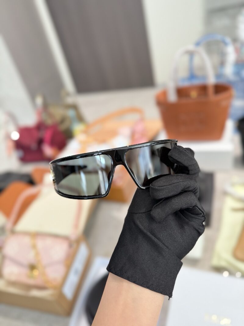 d61a9b0194.jpg Actual delivery photo p215
The D family headband and sunglasses that fashionable bloggers wear!!
Kanda, who was in charge of sunglasses in ancient Greece
Recent new favorite - Dior headband sunglasses
Really roar, look at it
You can also take it off ...