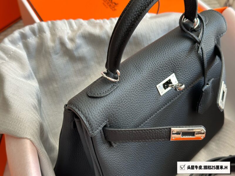 Full set packaging of top layer cowhide
Classic is Eternal 00 Hermes Kelly 25
Hermes Kelly 25 layer cowhide
The perfect fusion of black and gold, not only classic and versatile
It also reveals a low-key sense of luxury
Togo leather is soft and delica...